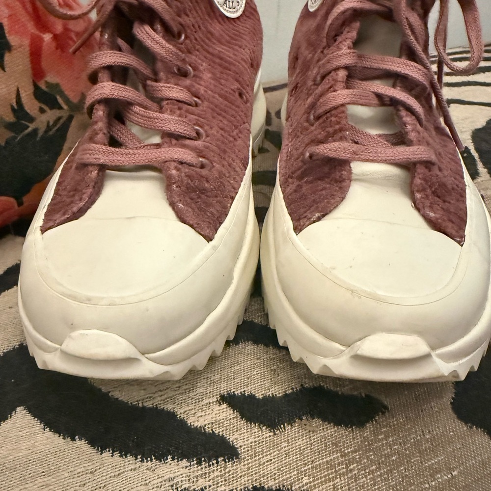 EUC Converse Chuck Taylor Women's Sneakers in Mauve and Cream - Picture 3 of 9